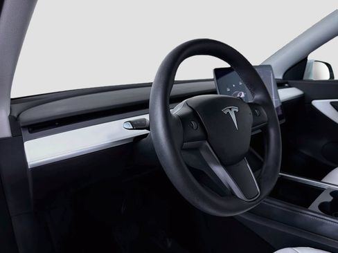 Used 2021 Tesla Model Y Long Range AWD/4WD image 9