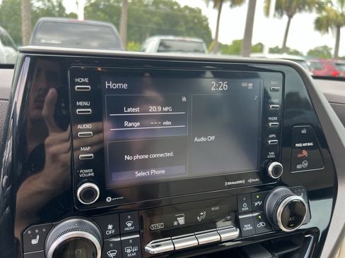 Used 2022 Toyota Highlander XLE FWD image 23