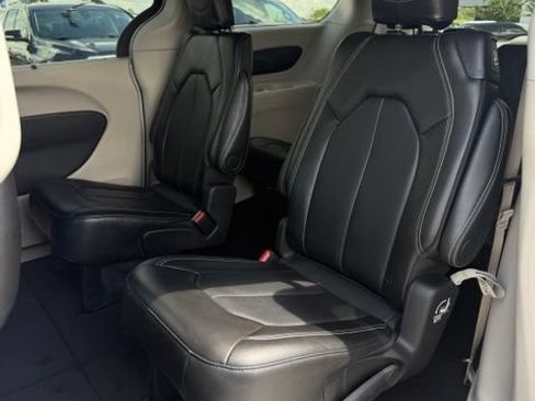 Used 2024 Chrysler Pacifica Touring-L FWD image 30