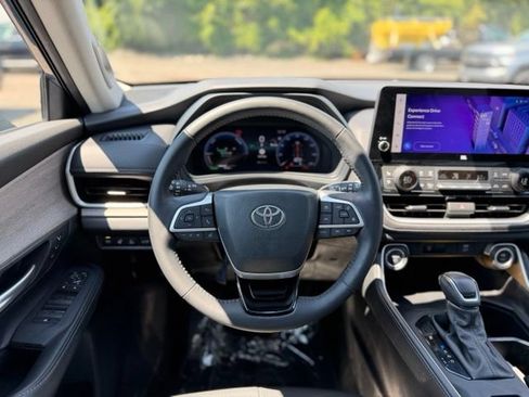 Used 2024 Toyota Grand Highlander AWD Hybrid image 23