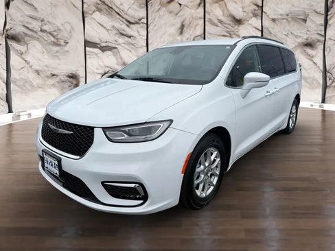Used 2022 Chrysler Pacifica Touring-L image 7