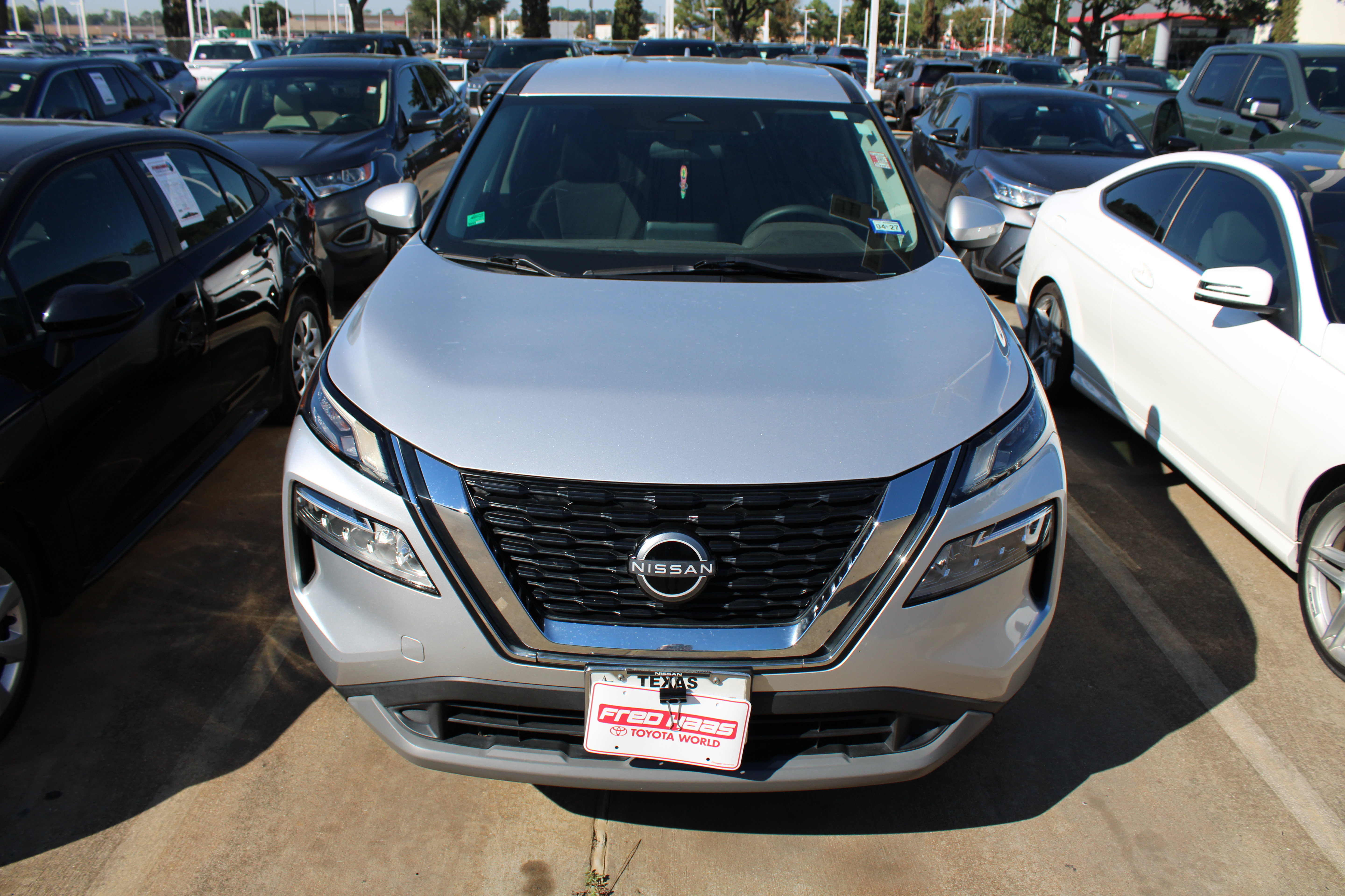 Used 2022 Nissan Rogue SV FWD image 3