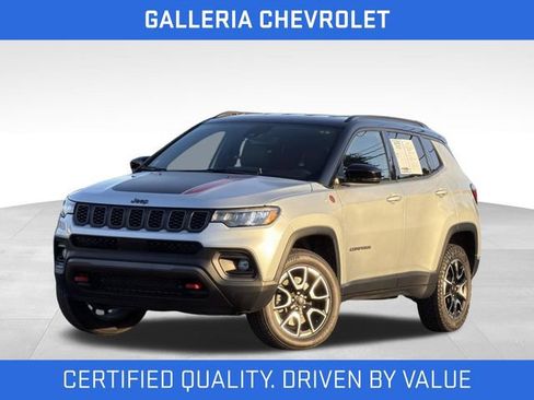 Used 2025 Jeep Compass Trailhawk AWD/4WD image 2