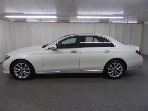 Used 2019 Mercedes-Benz E 300 4MATIC image 4