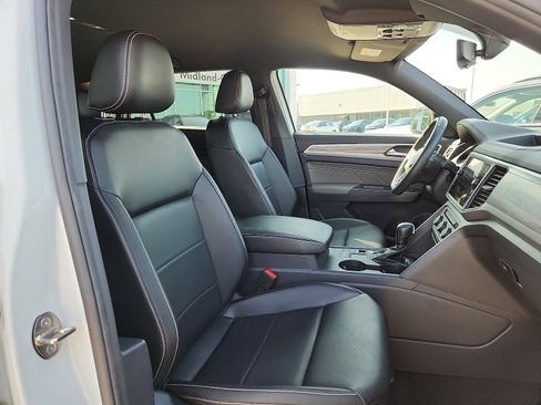 Used 2021 Volkswagen Atlas Cross Sport SE w/ 20" Black Wheels Package image 15