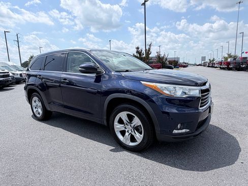 Used 2015 Toyota Highlander Limited w/ Driver Technology Package FWD image 2