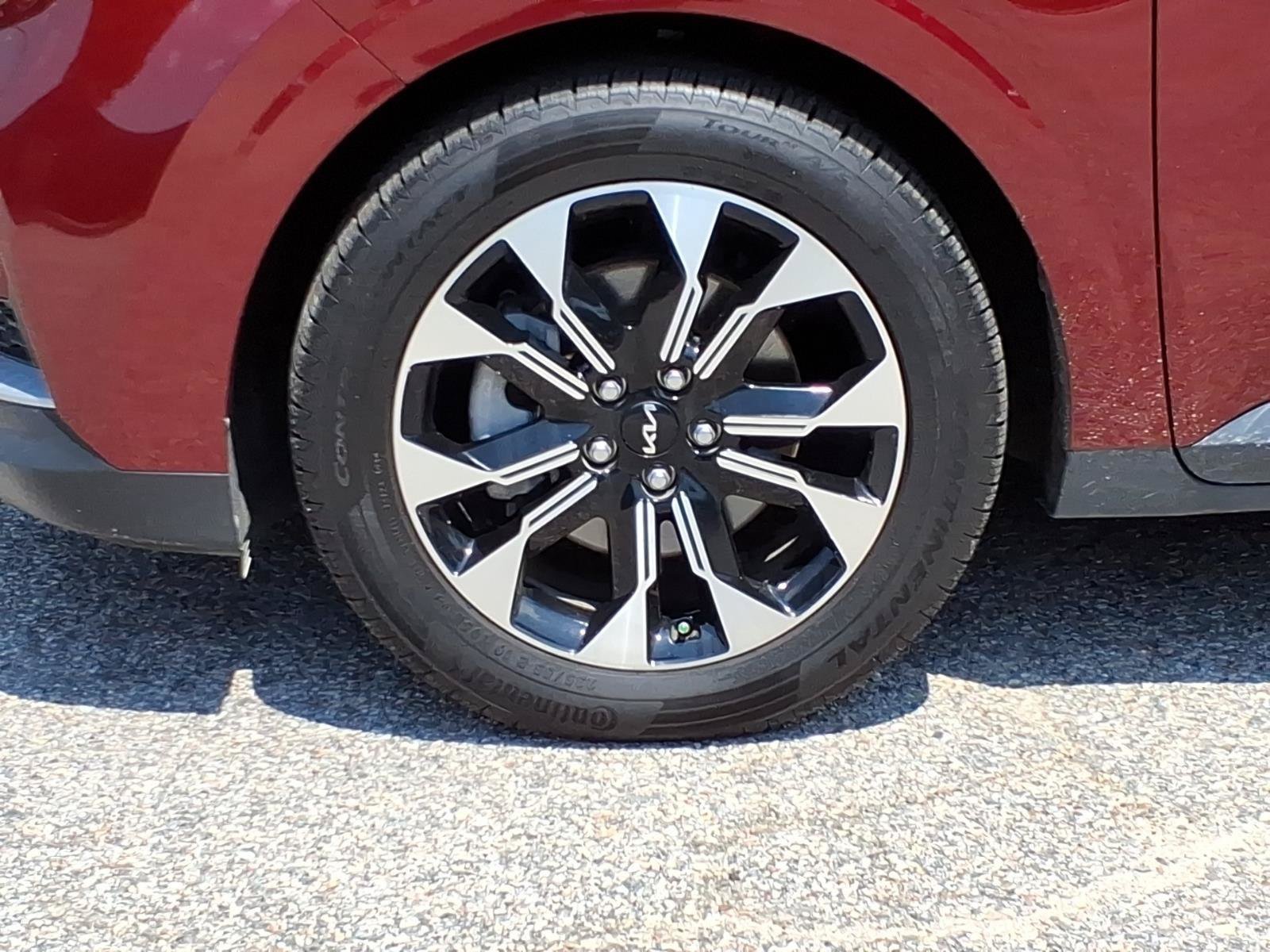 Used 2024 Kia Carnival EX FWD image 4