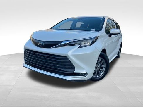 Used 2021 Toyota Sienna XLE image 9