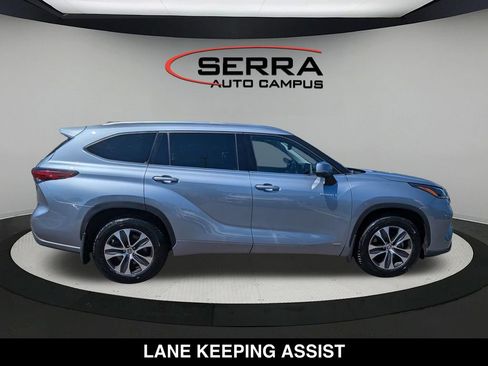 Used 2021 Toyota Highlander XLE AWD/4WD image 13