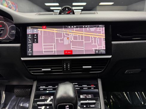Used 2020 Porsche Cayenne AWD/4WD image 24