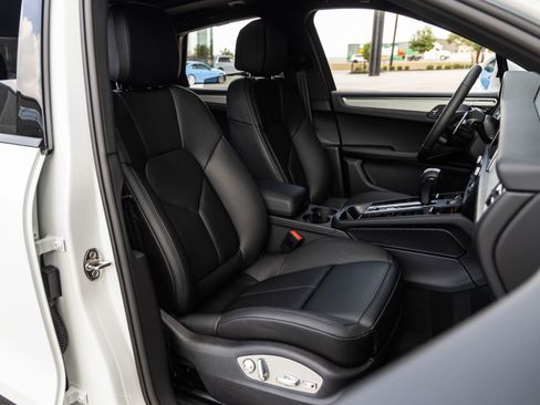 Certified 2026 Porsche Macan AWD/4WD image 44