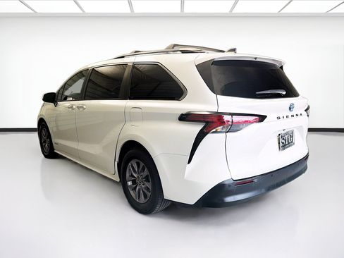 Used 2021 Toyota Sienna XLE FWD image 6