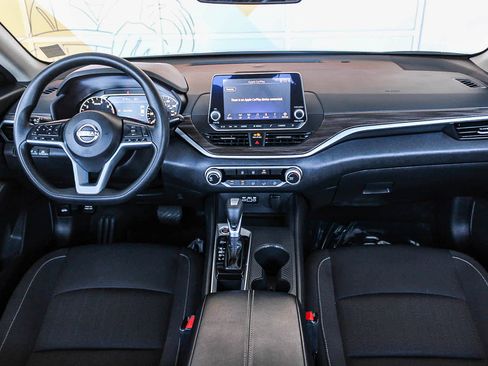 Used 2025 Nissan Altima 2.5 SV FWD image 12
