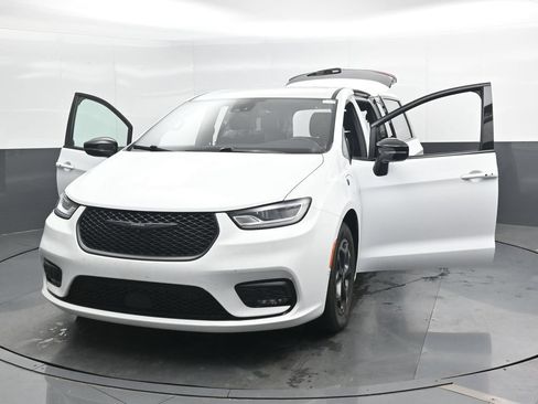 Used 2024 Chrysler Pacifica Limited FWD image 46