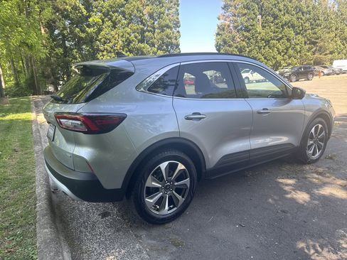 Used 2023 Ford Escape Platinum image 5