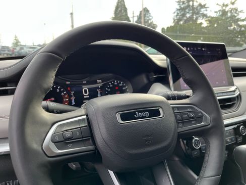 Used 2025 Jeep Compass Limited image 30