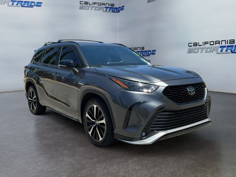 Used 2021 Toyota Highlander XSE FWD image 3