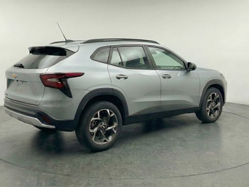 Used 2025 Chevrolet Trax LT FWD image 9