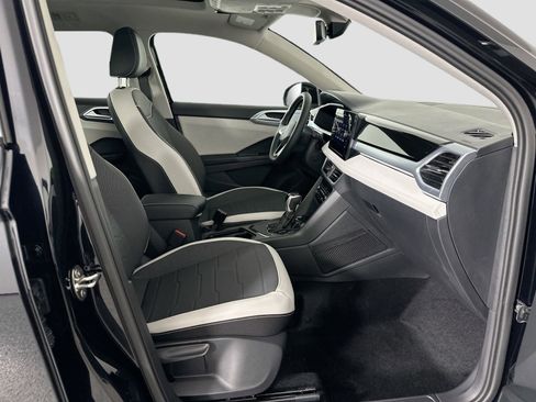 Certified 2025 Volkswagen Taos SE image 22