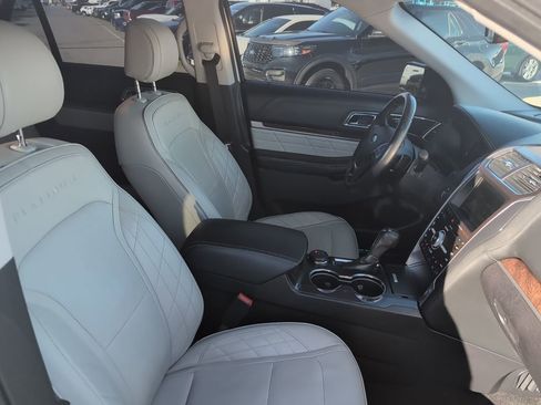 Used 2016 Ford Explorer Platinum image 10
