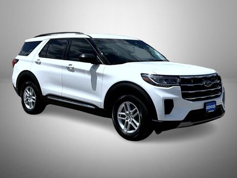 Used 2025 Ford Explorer Active AWD/4WD image 3