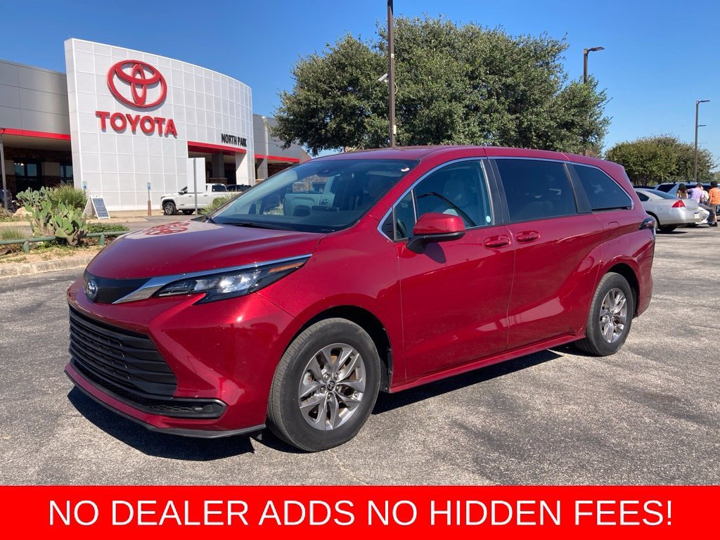 Used 2025 Toyota Sienna LE FWD image 1