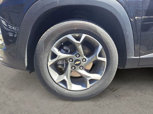 Used 2025 Chevrolet Trax LT w/ LT Convenience Package image 14