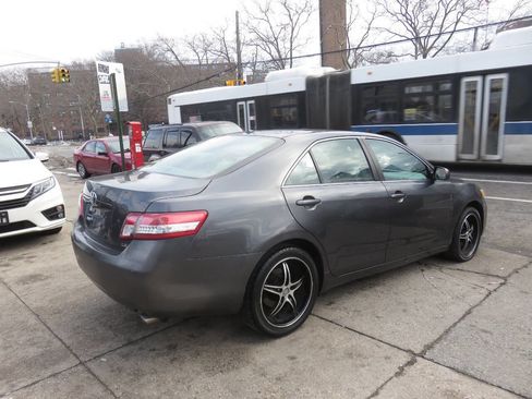 Used 2010 Toyota Camry LE image 4