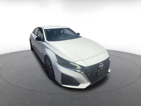 Used 2025 Nissan Altima 2.5 SV FWD image 3