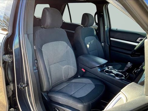 Used 2017 Ford Explorer XLT w/ Equipment Group 201A image 7