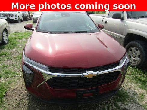 Used 2024 Chevrolet Trax LS w/ LS Convenience Package FWD image 8