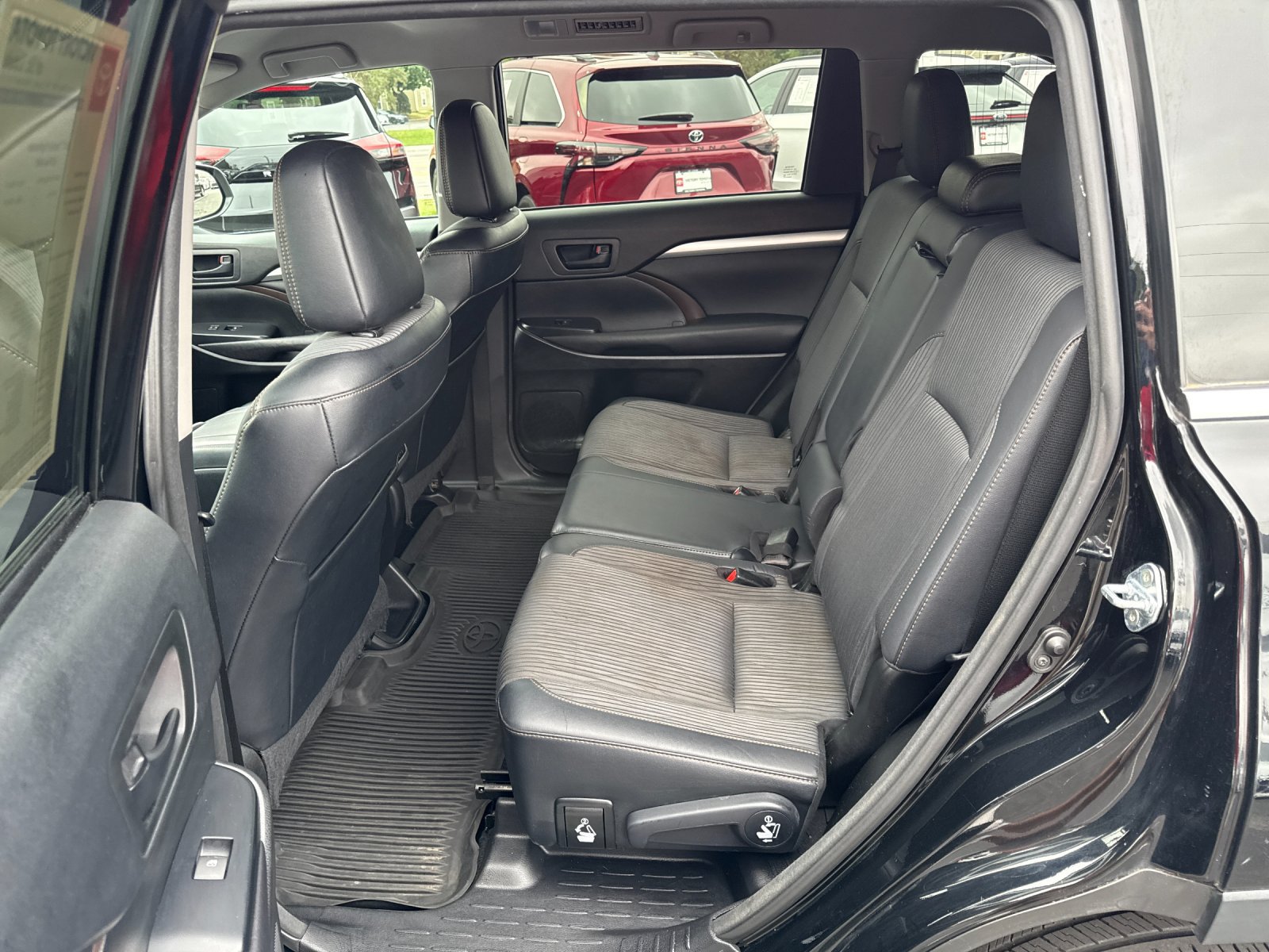 Used 2017 Toyota Highlander Plus AWD/4WD image 12