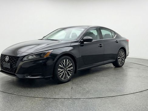 Used 2025 Nissan Altima 2.5 SV FWD image 3