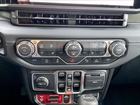 Used 2026 Jeep Gladiator Mojave AWD/4WD image 32