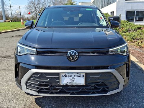 Used 2025 Volkswagen Taos SE w/ Panoramic Sunroof Package AWD/4WD image 2