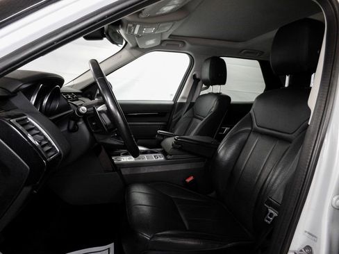 Used 2019 Land Rover Discovery SE image 9