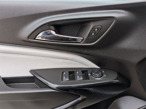 Used 2025 Chevrolet Trax LT w/ LT Convenience Package image 13