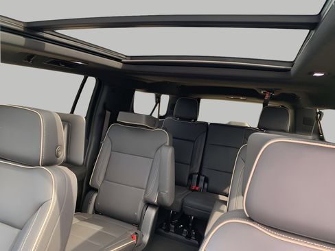 Used 2025 Chevrolet Suburban Premier AWD/4WD image 20