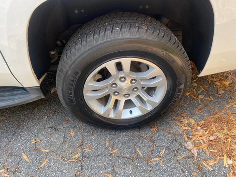 Used 2018 Chevrolet Suburban LT image 9