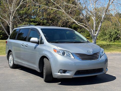 Used 2015 Toyota Sienna XLE FWD image 5