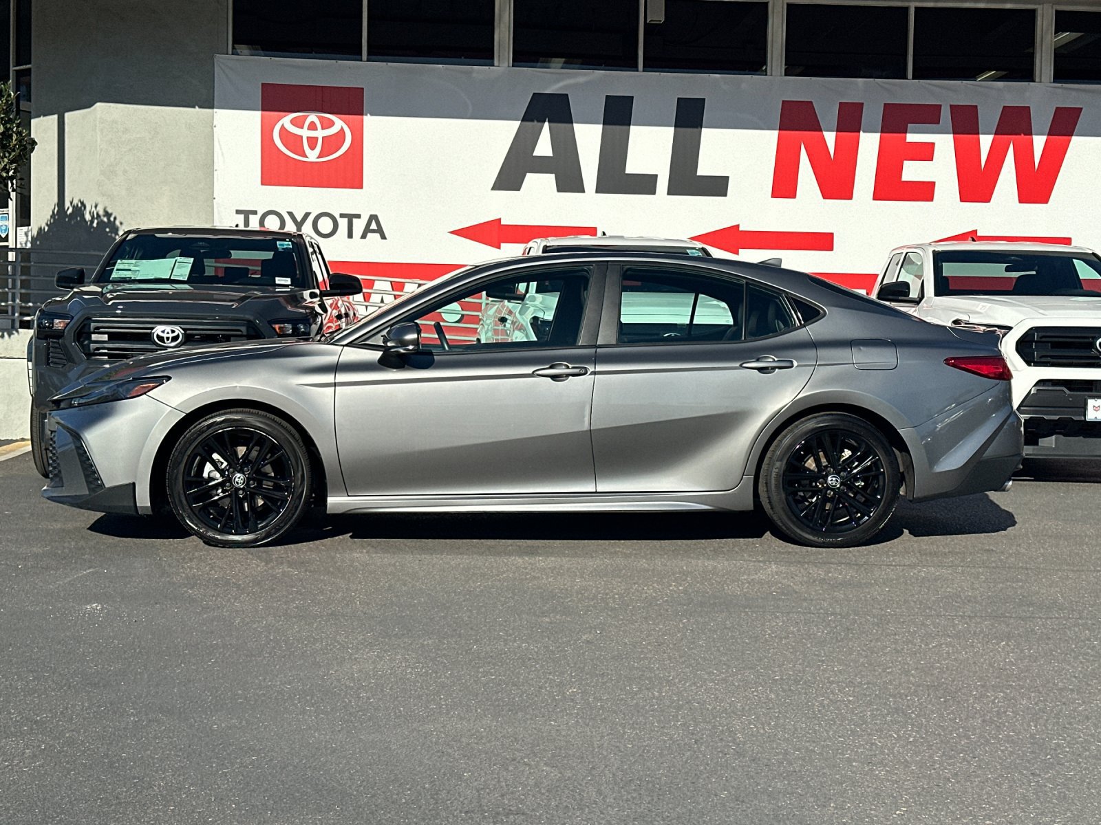 Used 2025 Toyota Camry SE FWD image 2