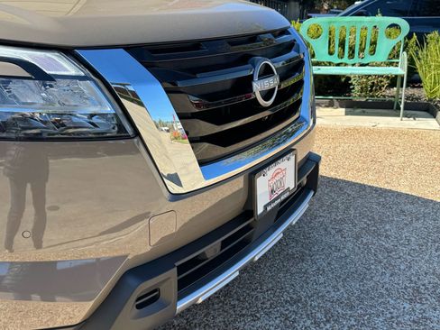 Used 2024 Nissan Pathfinder Platinum image 2