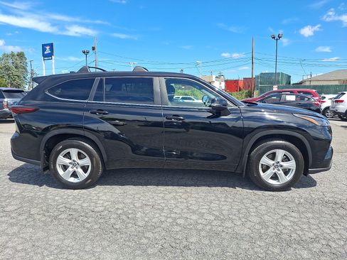 Used 2024 Toyota Highlander LE AWD/4WD image 7