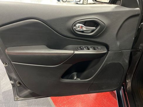 Used 2020 Jeep Cherokee Trailhawk w/ Cold Weather Group AWD/4WD image 4