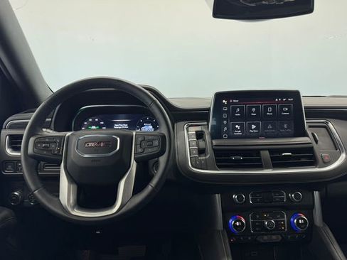 Used 2024 GMC Yukon SLT w/ SLT Luxury Package image 3