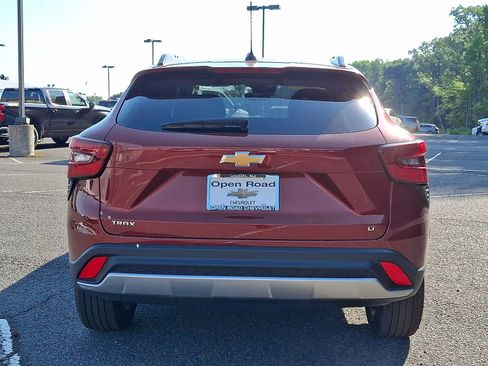 Used 2025 Chevrolet Trax LT FWD image 6