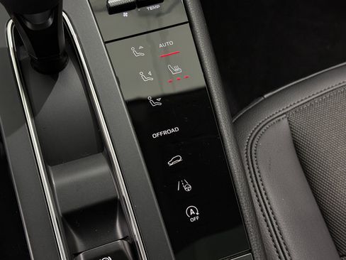 Certified 2025 Porsche Macan image 35