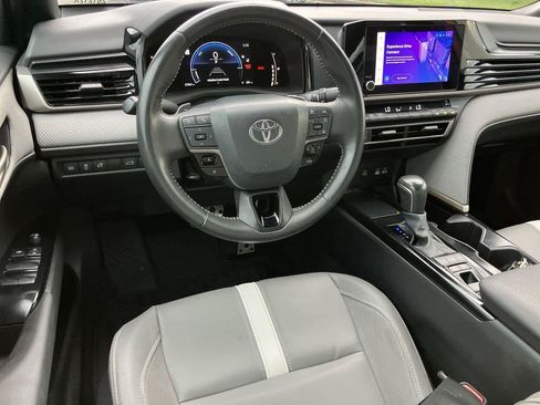 Used 2025 Toyota Camry SE w/ Convenience Package FWD image 14