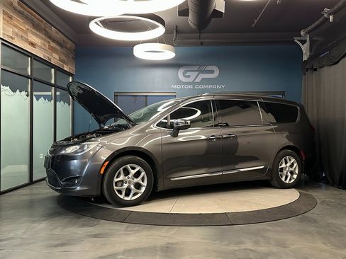 Used 2020 Chrysler Pacifica Limited image 25