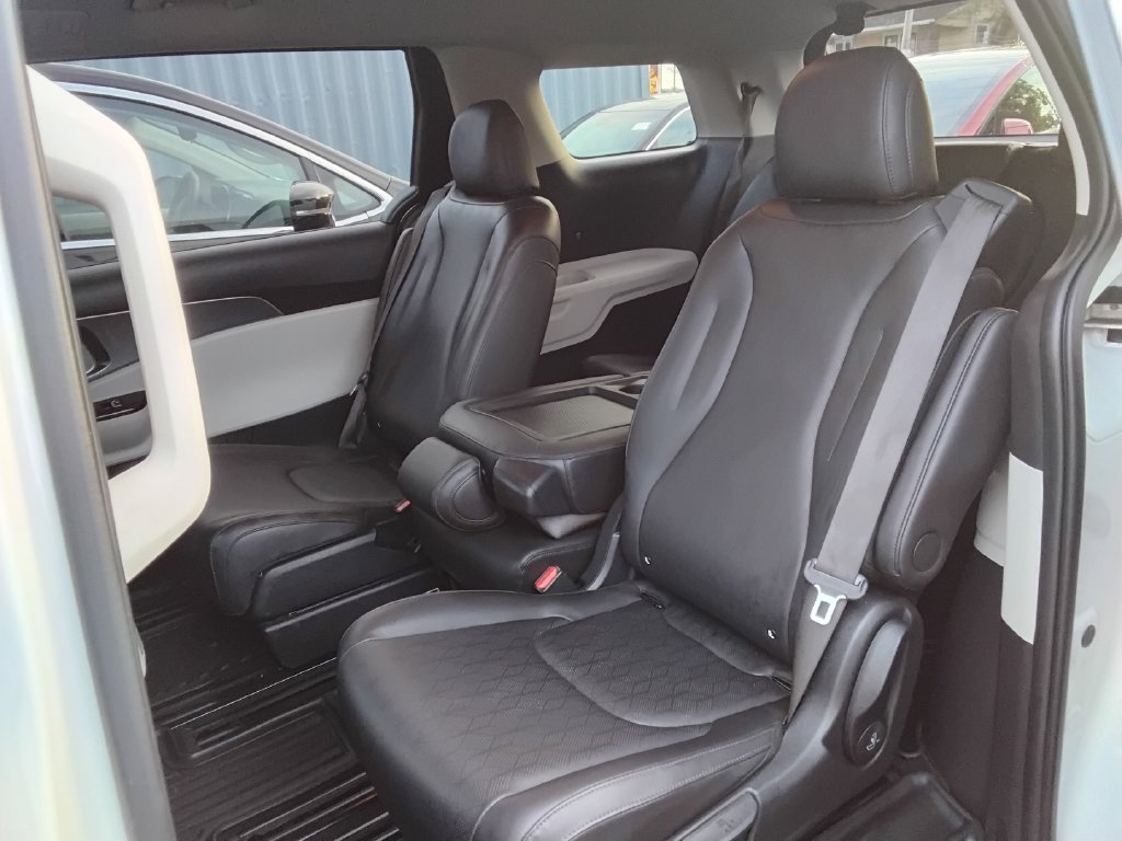 Used 2024 Kia Carnival LX FWD image 9